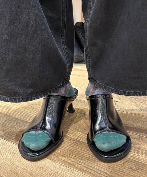 佐藤 亜美さんの「BEAMS WOMEN｜【別注】LE VERNIS / ストレッチ ミュール」を使ったコーディネート