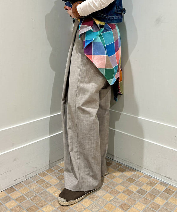 小原 もこさんの「BEAMS WOMEN｜maturely / ディープ タック ワイド スラックス」を使ったコーディネート