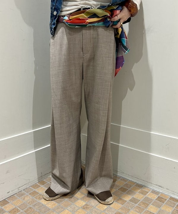 小原 もこさんの「BEAMS WOMEN｜maturely / ディープ タック ワイド スラックス」を使ったコーディネート