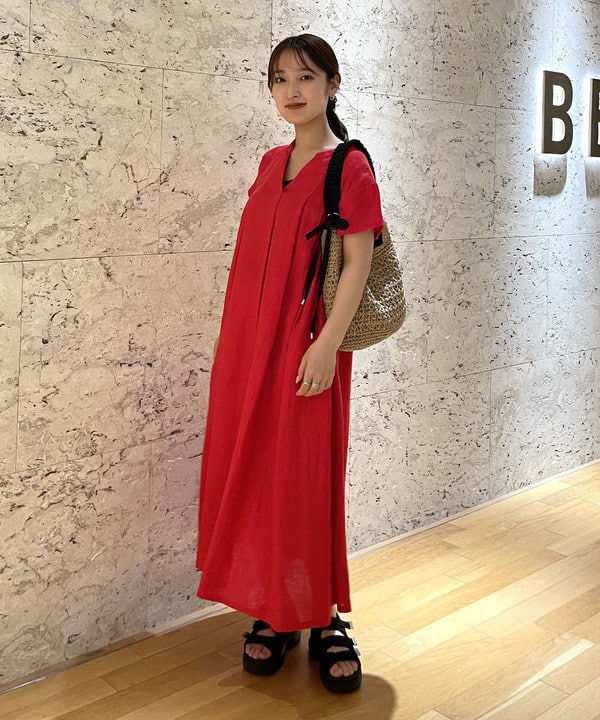 3.鮮やかワンピの足元は「黒」で締めるのが鉄則。