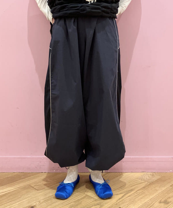 晶さんの「BEAMS WOMEN｜ストライプ キリカエ トラックパンツ」を使ったコーディネート