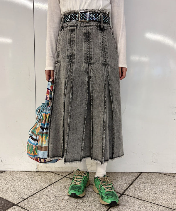 amaさんの「BEAMS WOMEN｜デニム タック ミディアム スカート」を使ったコーディネート