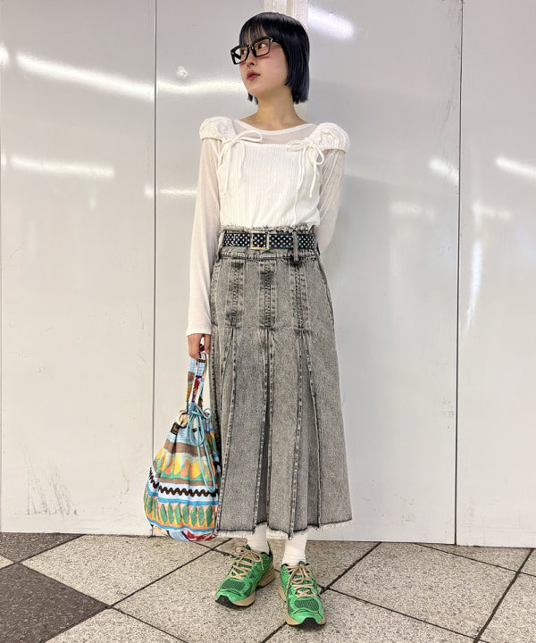 amaさんの「BEAMS WOMEN｜デニム タック ミディアム スカート」を使ったコーディネート