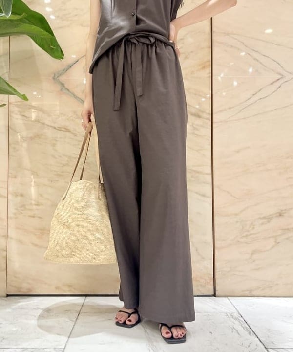 中丸　栞さんの「BEAMS WOMEN｜ウエストリボン ドライ パンツ」を使ったコーディネート