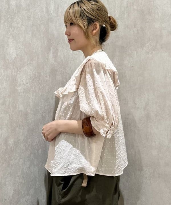 小原 もこさんの「BEAMS WOMEN｜BEAMS BOY / 樹脂 パール ロング ネックレス」を使ったコーディネート