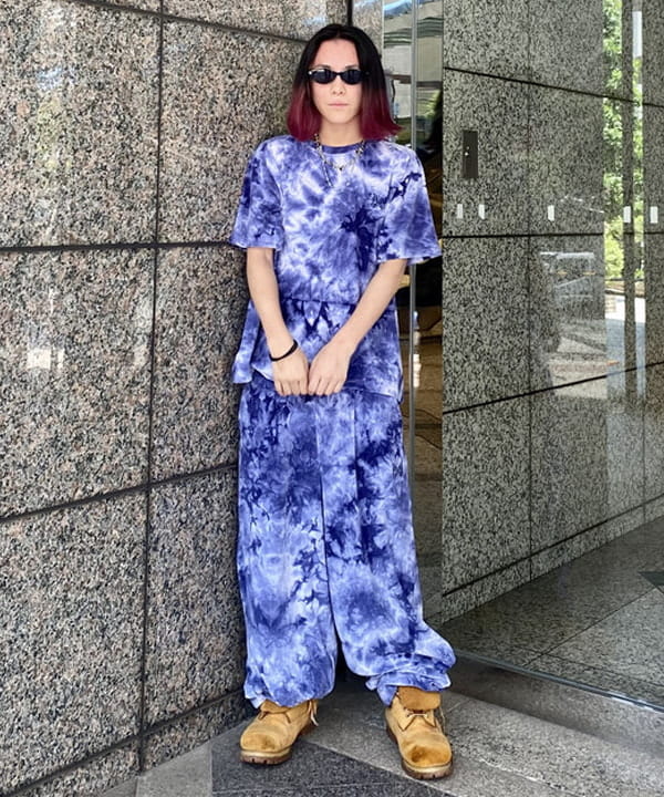 はるひむさんの「BEAMS WOMEN｜【別注】NEEDLES / ベロア Uネック Tシャツ」を使ったコーディネート