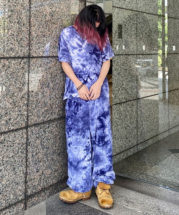 はるひむさんの「BEAMS WOMEN｜【別注】NEEDLES / ベロア Uネック Tシャツ」を使ったコーディネート