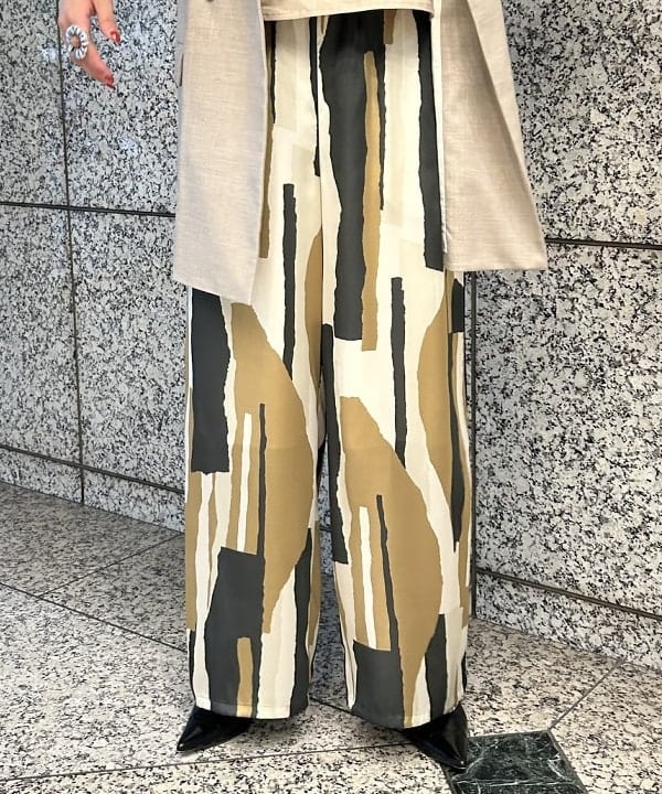 大槻 まひろさんの「BEAMS WOMEN｜シックプリント パンツ」を使ったコーディネート
