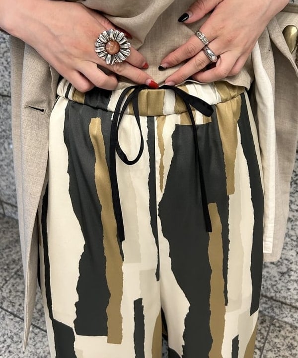 大槻 まひろさんの「BEAMS WOMEN｜シックプリント パンツ」を使ったコーディネート