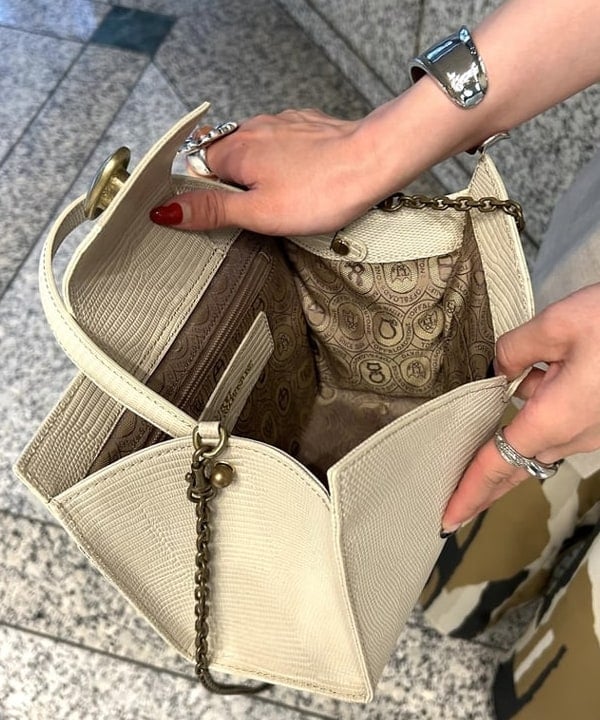 大槻 まひろさんの「BEAMS WOMEN｜シックプリント パンツ」を使ったコーディネート