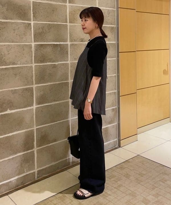 SAKAIさんの「BEAMS WOMEN｜【別注】スタイリスト佐藤佳菜子 &times; SLOANE / クルーネック リブTシャツ」を使ったコーディネート