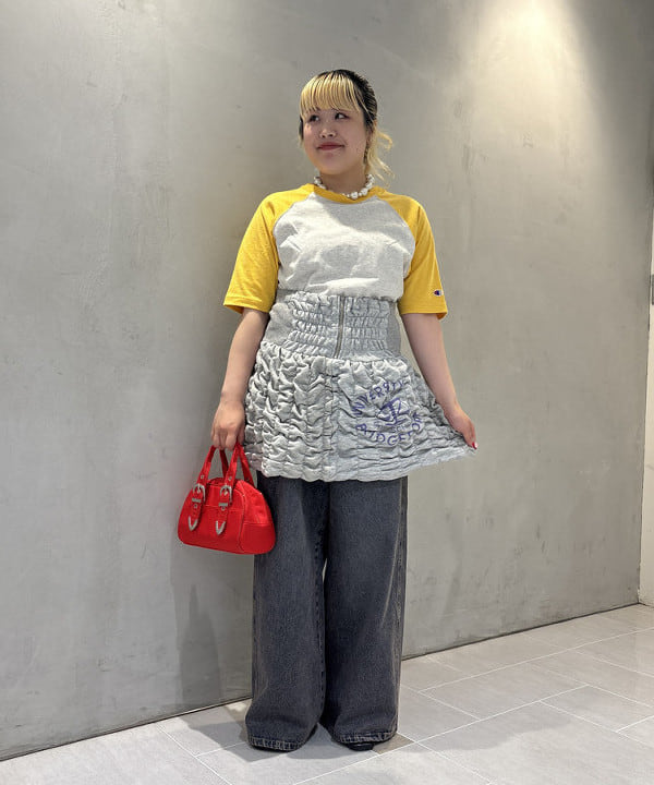 大石彩可さんの「BEAMS WOMEN｜【別注】Champion / プリント ラグラン Tシャツ」を使ったコーディネート