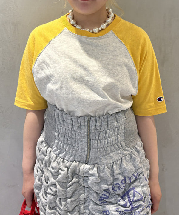 大石彩可さんの「BEAMS WOMEN｜【別注】Champion / プリント ラグラン Tシャツ」を使ったコーディネート