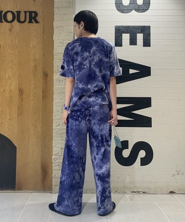 マツミヤさんの「BEAMS WOMEN｜【別注】NEEDLES / ベロア Uネック Tシャツ」を使ったコーディネート