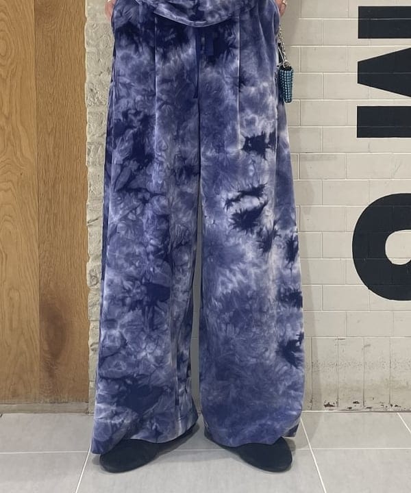 マツミヤさんの「BEAMS WOMEN｜【別注】NEEDLES / ベロア Uネック Tシャツ」を使ったコーディネート