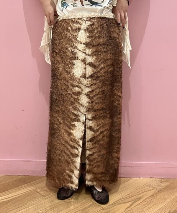 晶さんの「BEAMS WOMEN｜フリンジ ファー タイトスカート」を使ったコーディネート