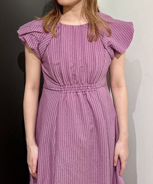 早川 萌子さんの「BEAMS WOMEN｜ストライプ フレンチパフ スリーブ ワンピース」を使ったコーディネート