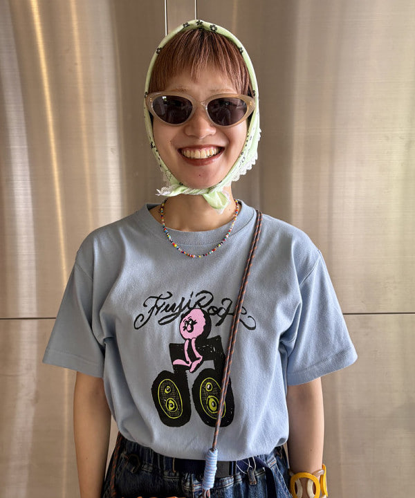 みりさんの「＜WOMEN＞FUJI ROCK FESTIVAL'25 / ALMOST FREE SERVICE SEEING SOUNDS T-SHIRT」を使ったコーディネート