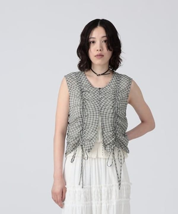 神坂 莉子さんの「BEAMS WOMEN｜チェック ギャザー ノースリーブ ブラウス」を使ったコーディネート