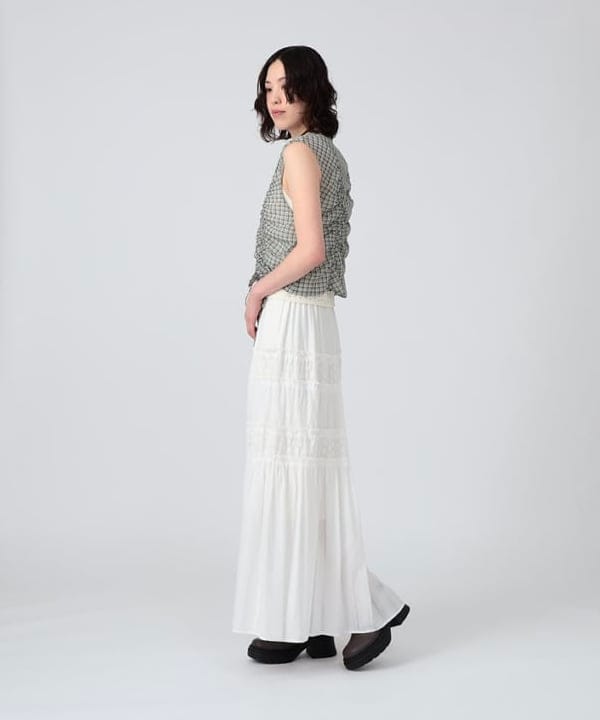 神坂 莉子さんの「BEAMS WOMEN｜チェック ギャザー ノースリーブ ブラウス」を使ったコーディネート