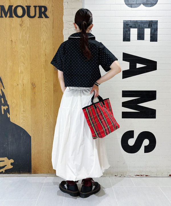 りかちょび/岸本梨佳さんの「BEAMS WOMEN｜グロッシー バルーン スカート」を使ったコーディネート