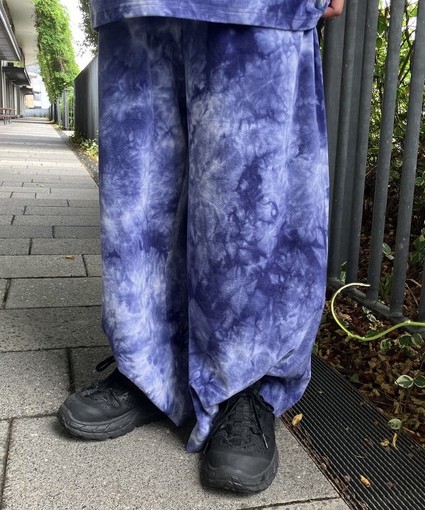 にしだてさんの「BEAMS WOMEN｜【別注】NEEDLES / ベロア Uネック Tシャツ」を使ったコーディネート