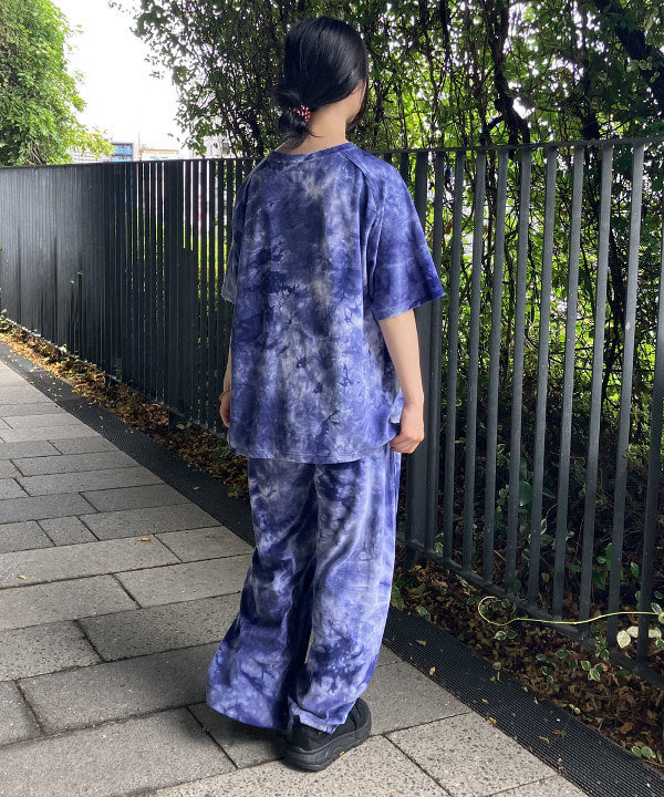 にしだてさんの「BEAMS WOMEN｜【別注】NEEDLES / ベロア Uネック Tシャツ」を使ったコーディネート