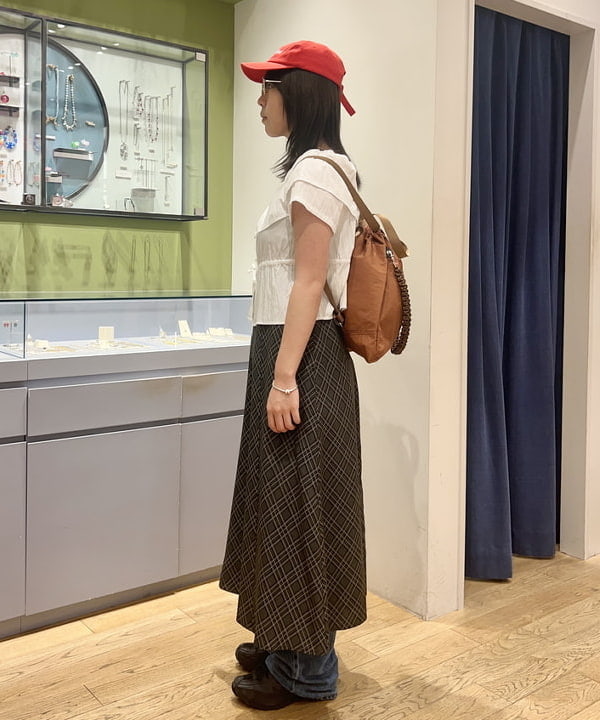 ヒナさんの「BEAMS WOMEN｜ラッフルカラー オフショルダー ブラウス」を使ったコーディネート