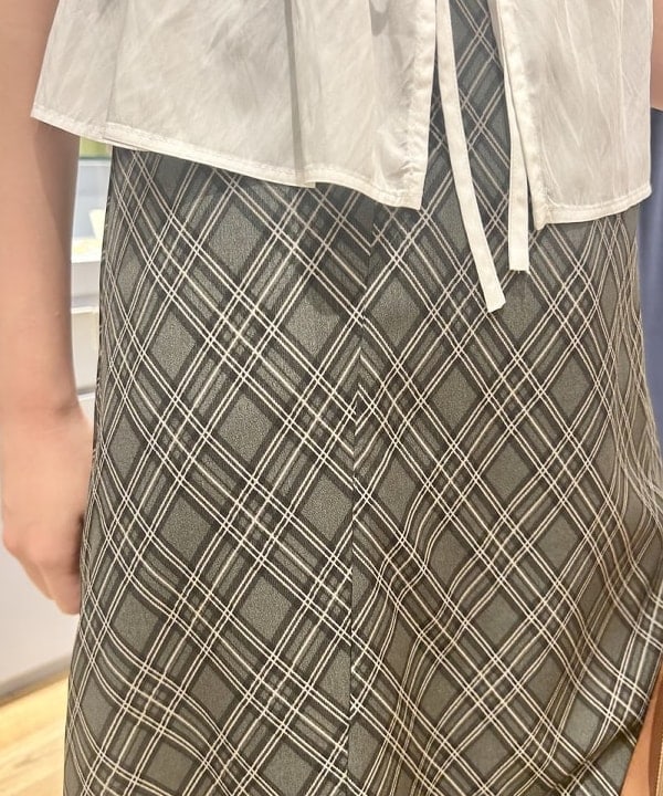 ヒナさんの「BEAMS WOMEN｜ラッフルカラー オフショルダー ブラウス」を使ったコーディネート