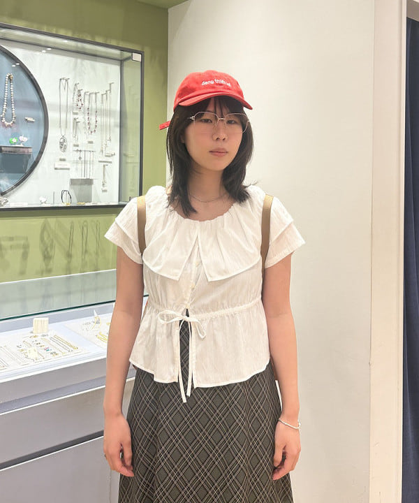 ヒナさんの「BEAMS WOMEN｜ラッフルカラー オフショルダー ブラウス」を使ったコーディネート