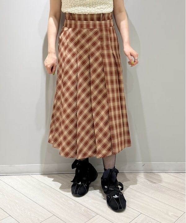 庭野 優紀さんの「BEAMS WOMEN｜フクレジャカード ポロ」を使ったコーディネート