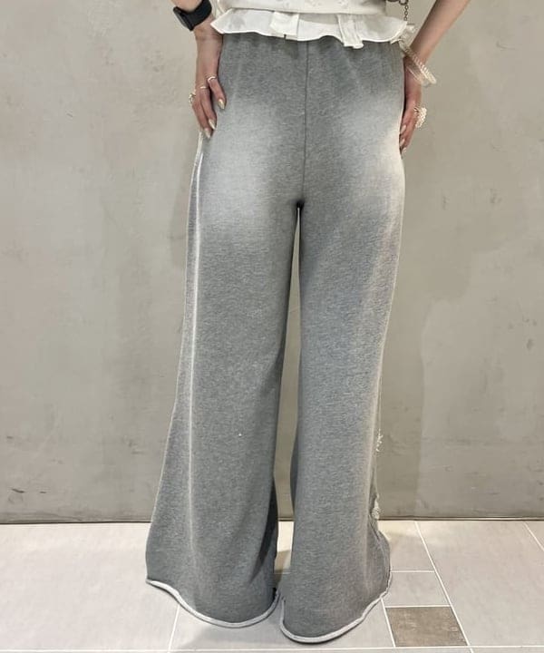 カタヤマ アヤさんの「BEAMS WOMEN｜ダメージ スウェット パンツ」を使ったコーディネート