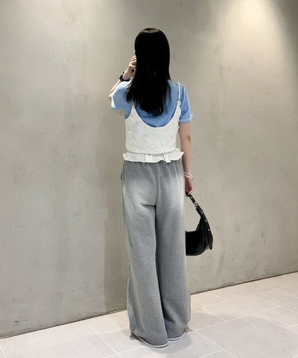 カタヤマ アヤさんの「BEAMS WOMEN｜ダメージ スウェット パンツ」を使ったコーディネート