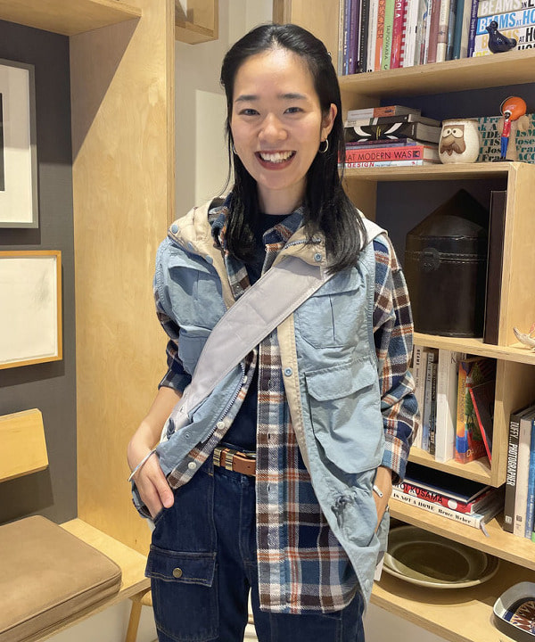 津藤 理佐子さんの「BEAMS WOMEN｜マウンテン パーカー ベスト」を使ったコーディネート