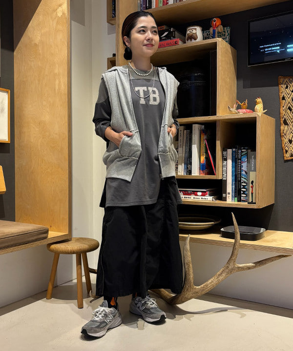 吉野 多恵さんの「BEAMS WOMEN｜ロゴ フットボール ロングスリーブ Tシャツ」を使ったコーディネート