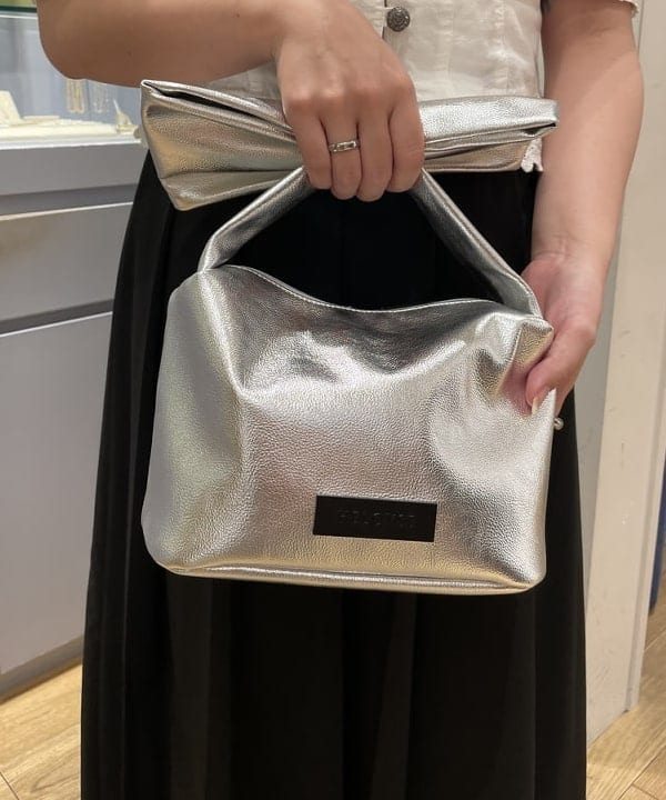chikaさんの「BEAMS WOMEN｜HELOYSE / ribbon pouch metallic bag」を使ったコーディネート