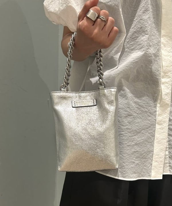 大槻 まひろさんの「BEAMS WOMEN｜GIANNI CHIARINI / CAMILLA メタリック レザートートバッグ」を使ったコーディネート