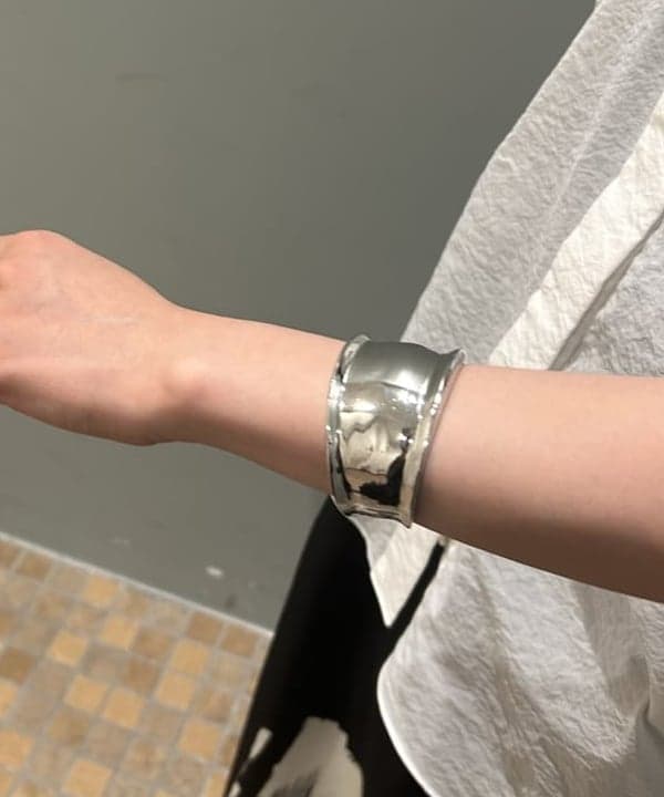 大槻 まひろさんの「BEAMS WOMEN｜GIANNI CHIARINI / CAMILLA メタリック レザートートバッグ」を使ったコーディネート