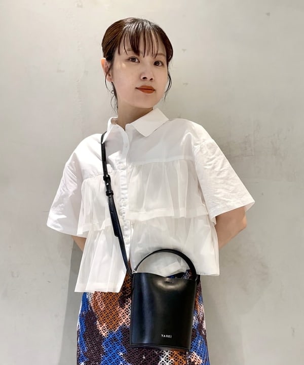 カタヤマ アヤさんの「BEAMS WOMEN｜シアー ティアード クロップド シャツ」を使ったコーディネート