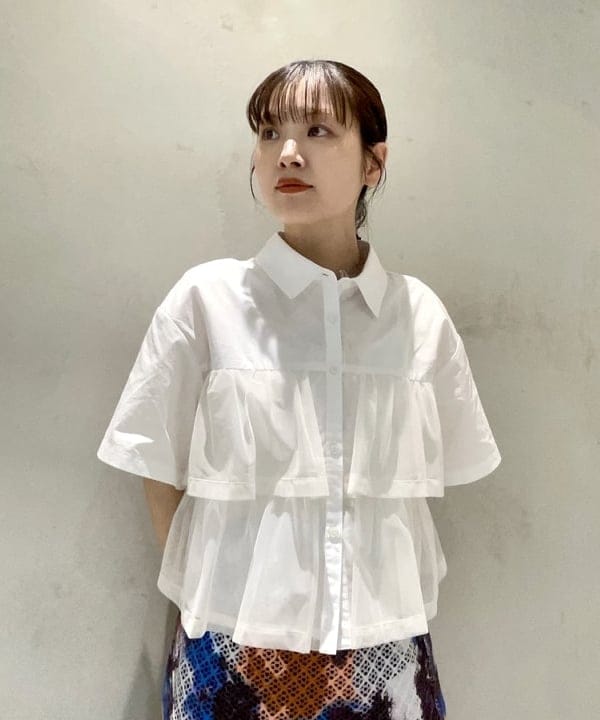 カタヤマ アヤさんの「BEAMS WOMEN｜シアー ティアード クロップド シャツ」を使ったコーディネート