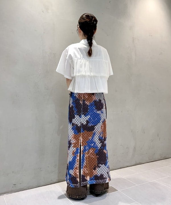 カタヤマ アヤさんの「BEAMS WOMEN｜シアー ティアード クロップド シャツ」を使ったコーディネート