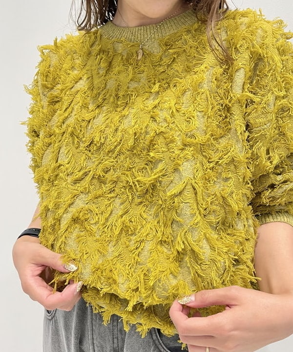 大木さんの「BEAMS WOMEN｜カット ジャカード フリンジ クルーネック ニット」を使ったコーディネート