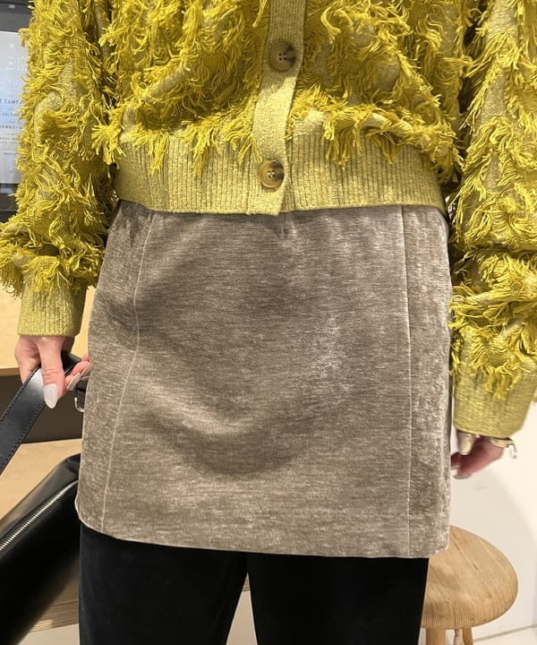 カタヤマ アヤさんの「BEAMS WOMEN｜カット ジャカード フリンジ Vネック カーディガン」を使ったコーディネート