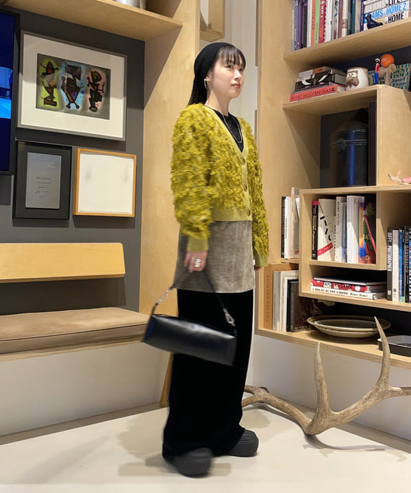 カタヤマ アヤさんの「BEAMS WOMEN｜カット ジャカード フリンジ Vネック カーディガン」を使ったコーディネート