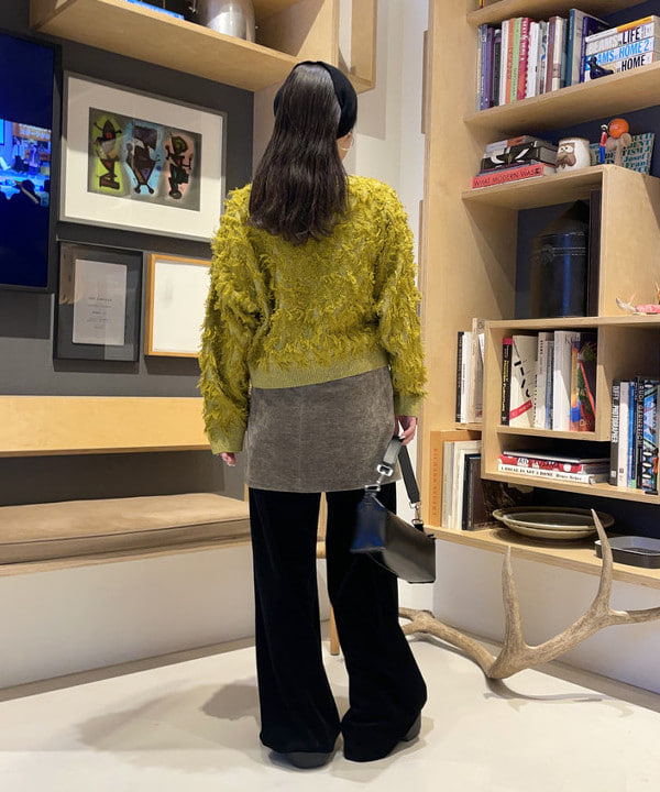 カタヤマ アヤさんの「BEAMS WOMEN｜カット ジャカード フリンジ Vネック カーディガン」を使ったコーディネート