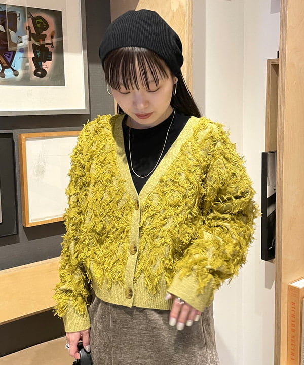 カタヤマ アヤさんの「BEAMS WOMEN｜カット ジャカード フリンジ Vネック カーディガン」を使ったコーディネート