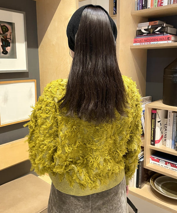 カタヤマ アヤさんの「BEAMS WOMEN｜カット ジャカード フリンジ Vネック カーディガン」を使ったコーディネート