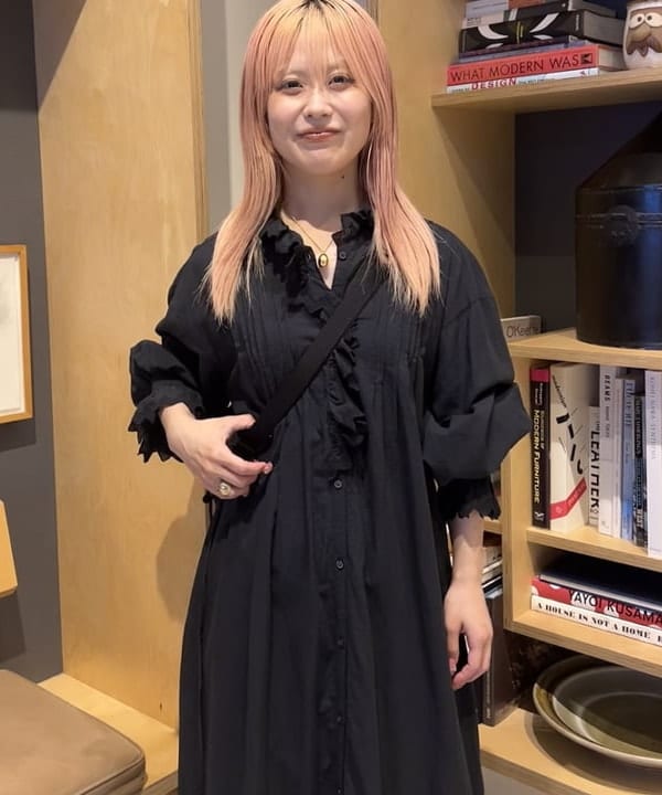 ando naoさんの「BEAMS WOMEN｜ユーロ ヴィンテージ フリル ワンピース」を使ったコーディネート