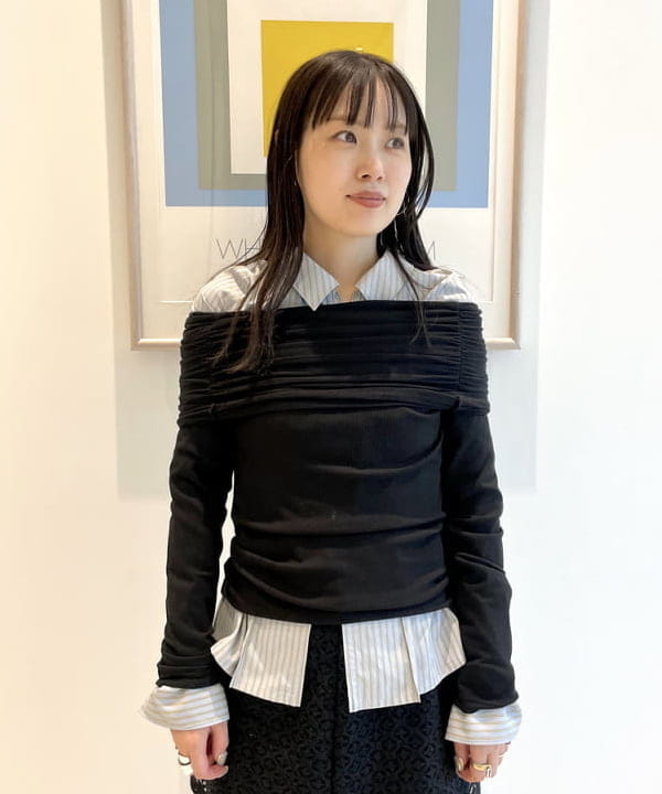 カタヤマ アヤさんの「BEAMS WOMEN｜リブ ギャザー オフショルダー Tシャツ」を使ったコーディネート