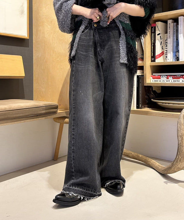 ando naoさんの「BEAMS WOMEN｜【別注】Lee &times; maturely / デニム アシメ パンツ」を使ったコーディネート